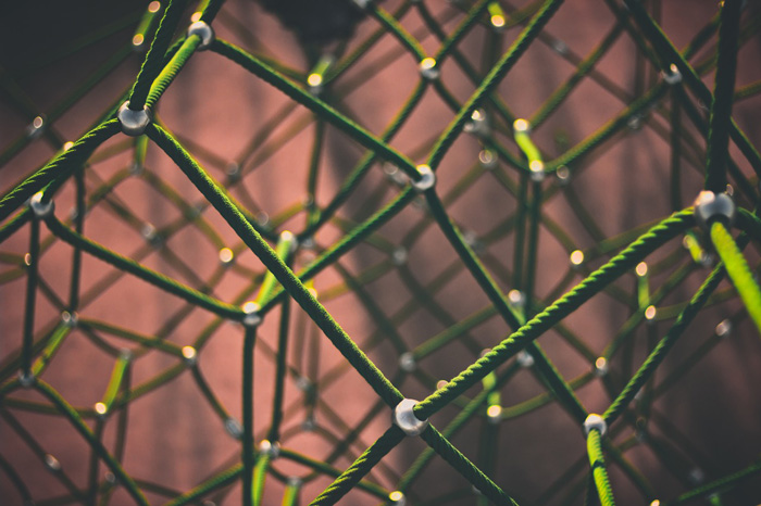 three-dimensional network of ropes connected by nodes